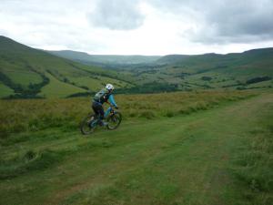 Anne flying down the Woolner Knoll descent above Edale Valley.